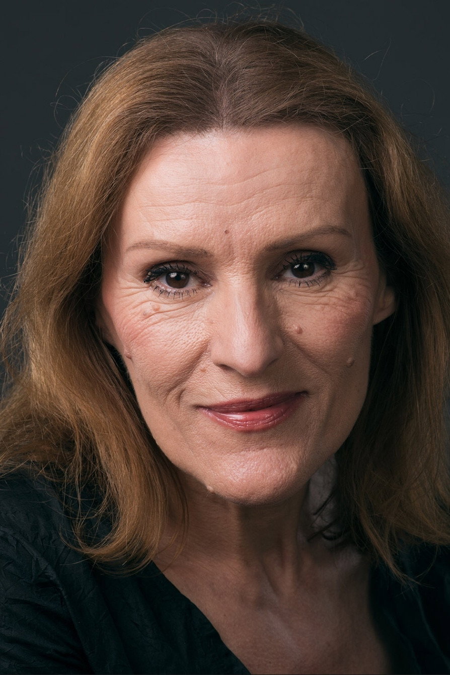 Emília Silvestre as Directora Isabel in Offline
