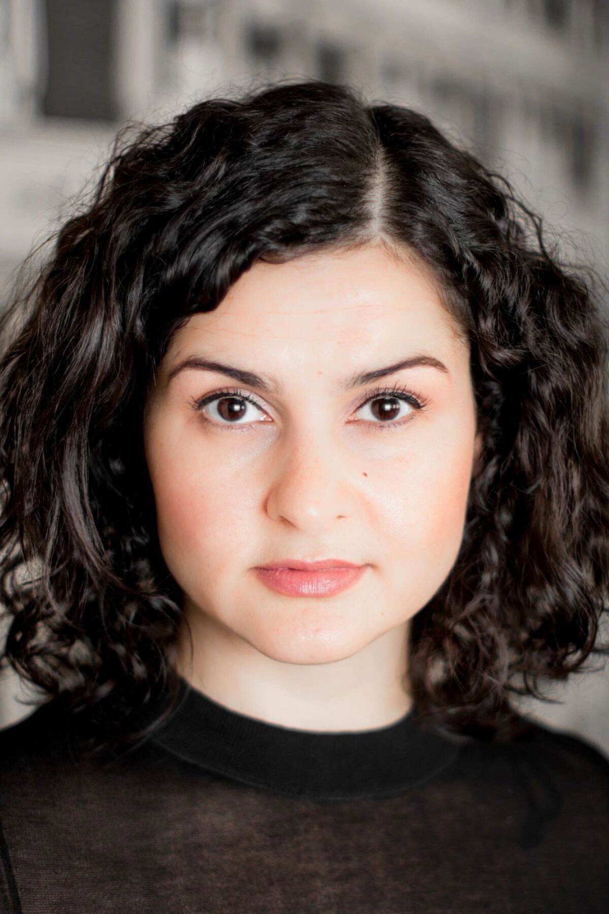 Nagmeh Alaei as Andrina in Meine Mutter und die Gerüchteküche