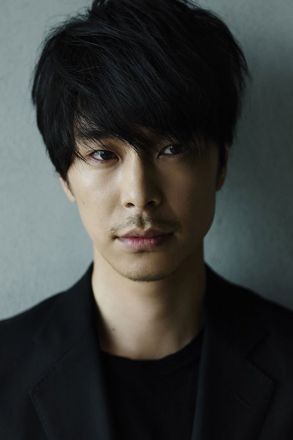 長谷川博己 as Kazuo Higashi in MOZU