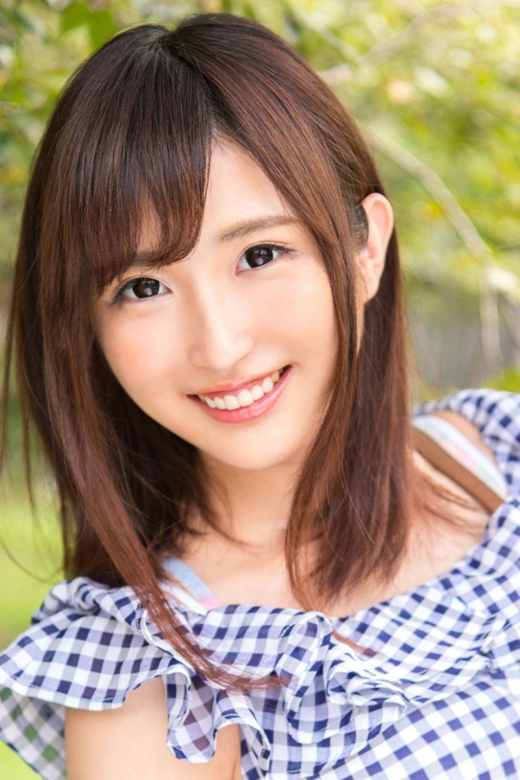 若月まりあ as Natsu Kimoto in Someday's Summer: Free-spirited Female College Students