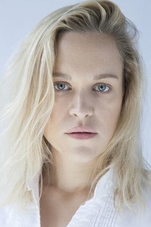 Anne Haug as Lou Malik in Zu Zweit Allein