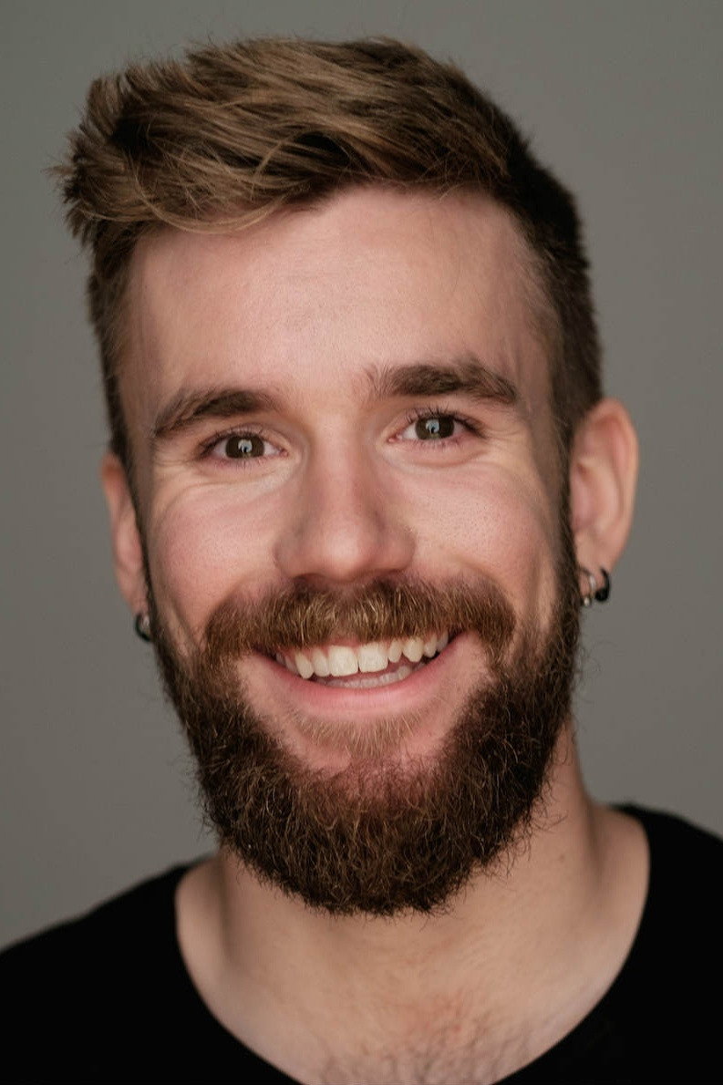 Stian Blipp as Host in Skal vi vedde?
