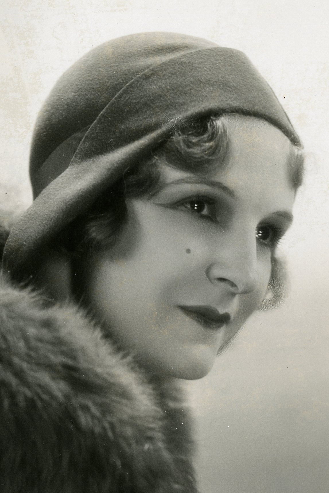 Elmire Vautier as Simone Desroches in Belphégor