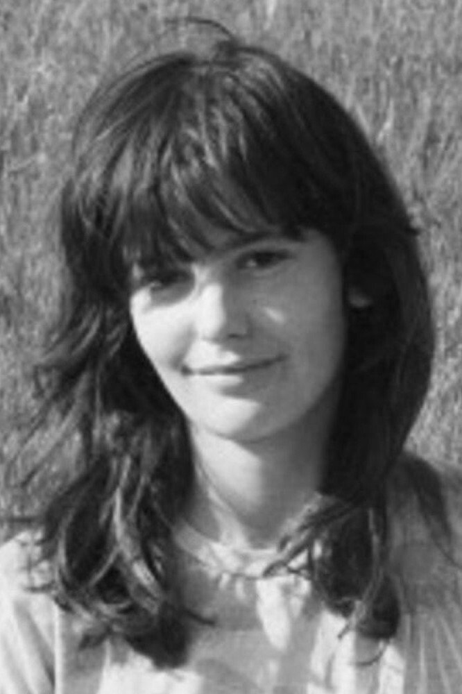 Ariel Besse as Aline in Mora