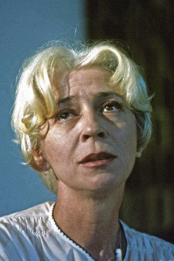 Halina Mikołajska as Woman with a Baby in Drugi brzeg