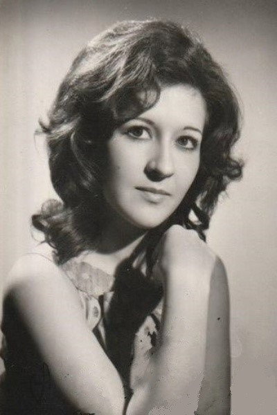 Maribel Ayuso as Maribel in Un demonio con ángel