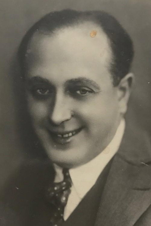 Rafael Bardem as Don Vicente in Fulano y Mengano