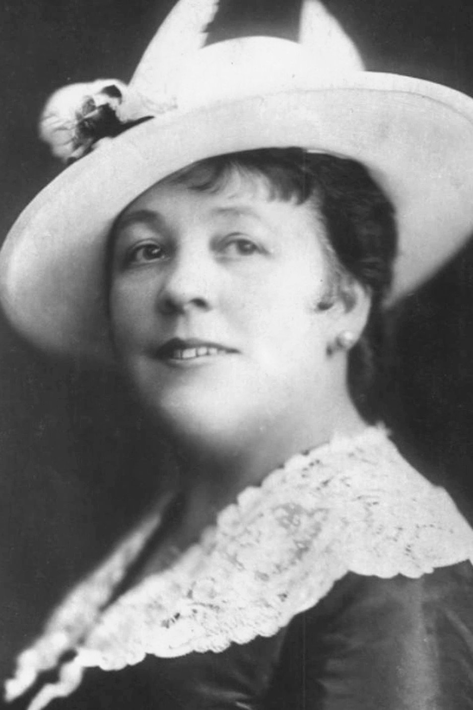 Anna Müller-Lincke as Friedegunde, geborene Freiin von der Panke in Die Garde-Diva