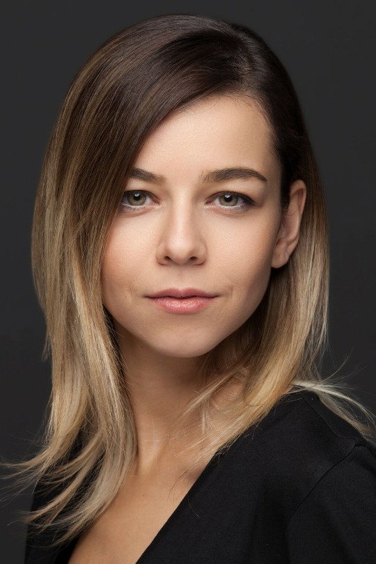 Gözde Duru as Saliha in Red Scarf