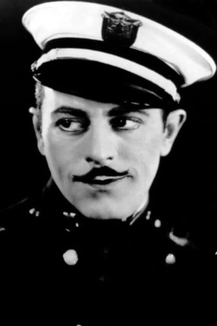 Sidney Smith as Phil Piazza in Galloping Bungalows