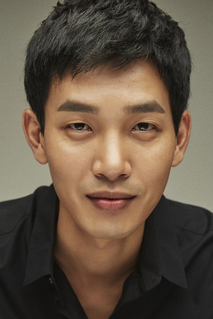 김도윤 as Charlie in House of Lies