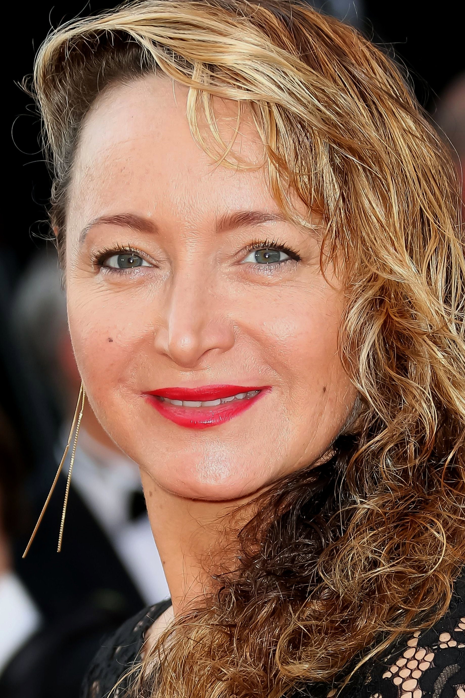 Julie Ferrier as Pauline in À votre bon cœur, mesdames