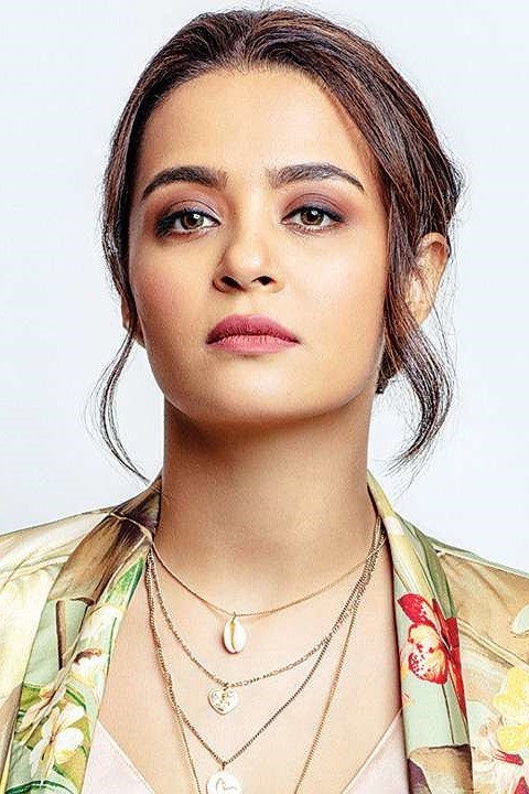 Surveen Chawla as Naina in Rana Naidu