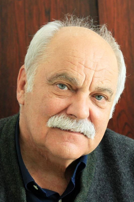 Krzysztof Szuster as milicjant w kasku w barze mlecznym in Gorączka mleka