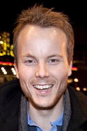 Anders Bye as Bruse-Kurt / Gunnar / Sjømannen / Kaffedrikkende gaffeltrøkkfører (voice) in Kurt Turns Evil