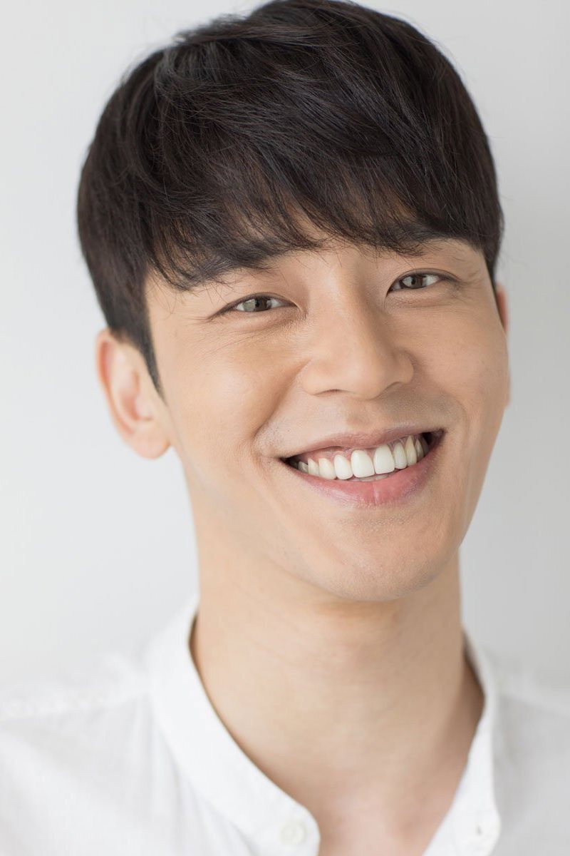 Seol Jung-hwan as Heo Ki Jin in Revolutionary Sisters