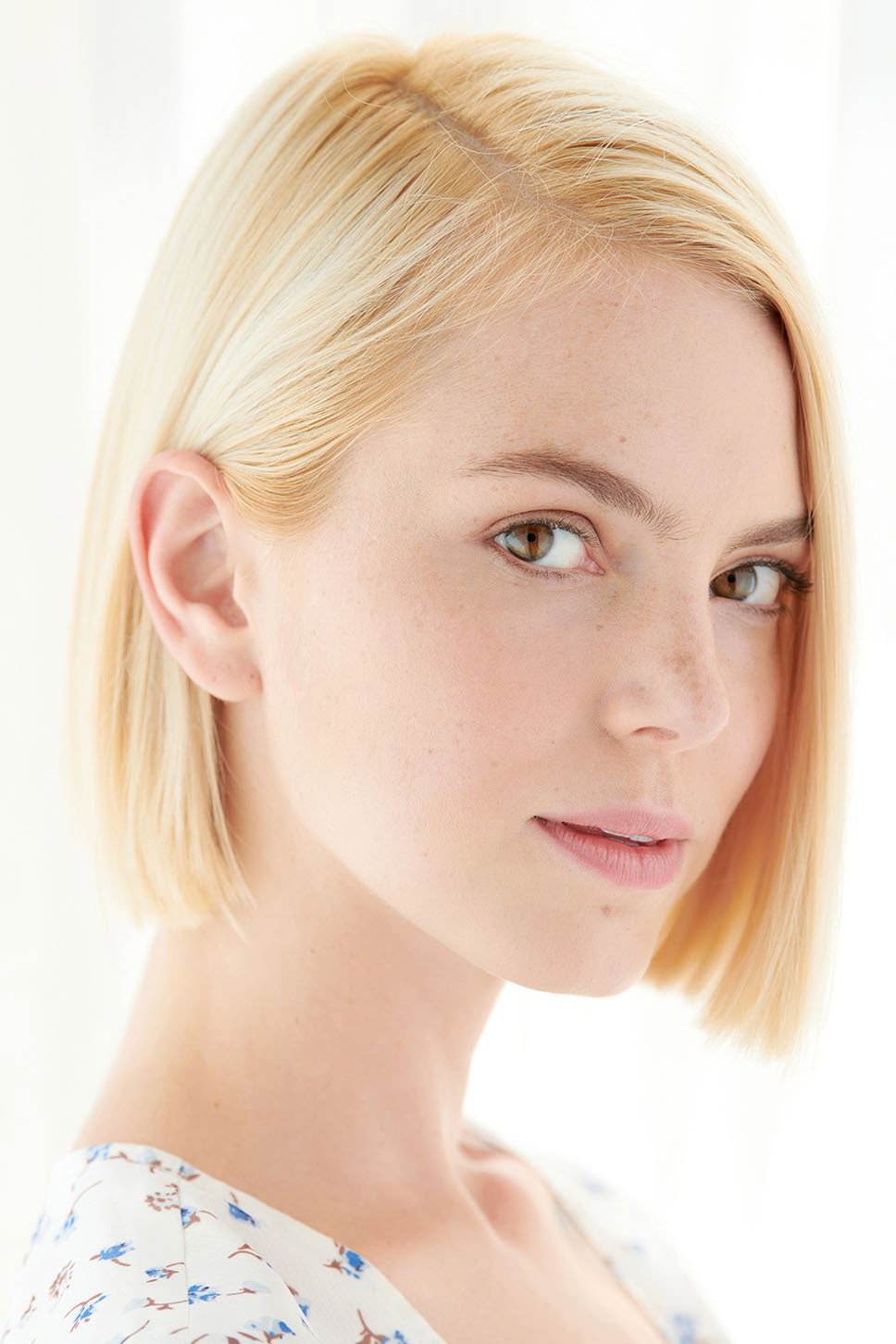 Alyson Gorske as Lana in Aniquilação Total