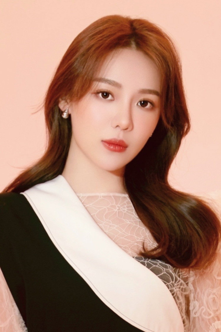 Sheng Yijie as Yue Yan in Autumn Scenery