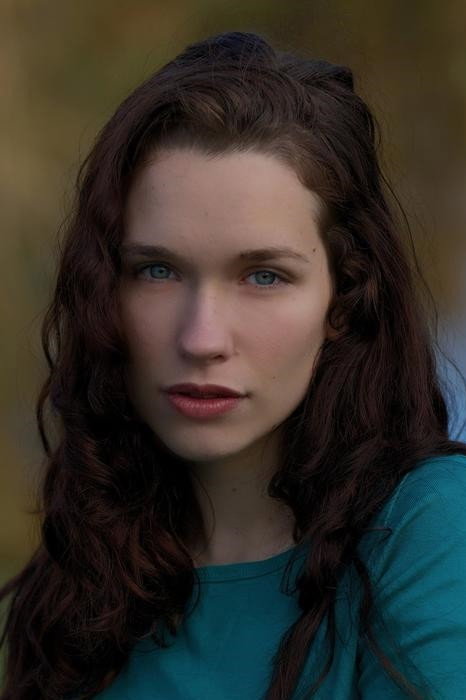 Hanna Brown as Annie in Honeymoon