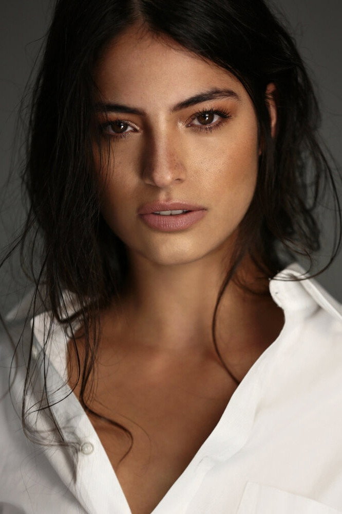 Cynthia Aparecida as Marília in Summer Heat