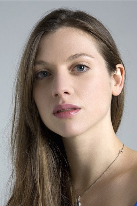 Pénélope-Rose Lévèque as Clara in Deep