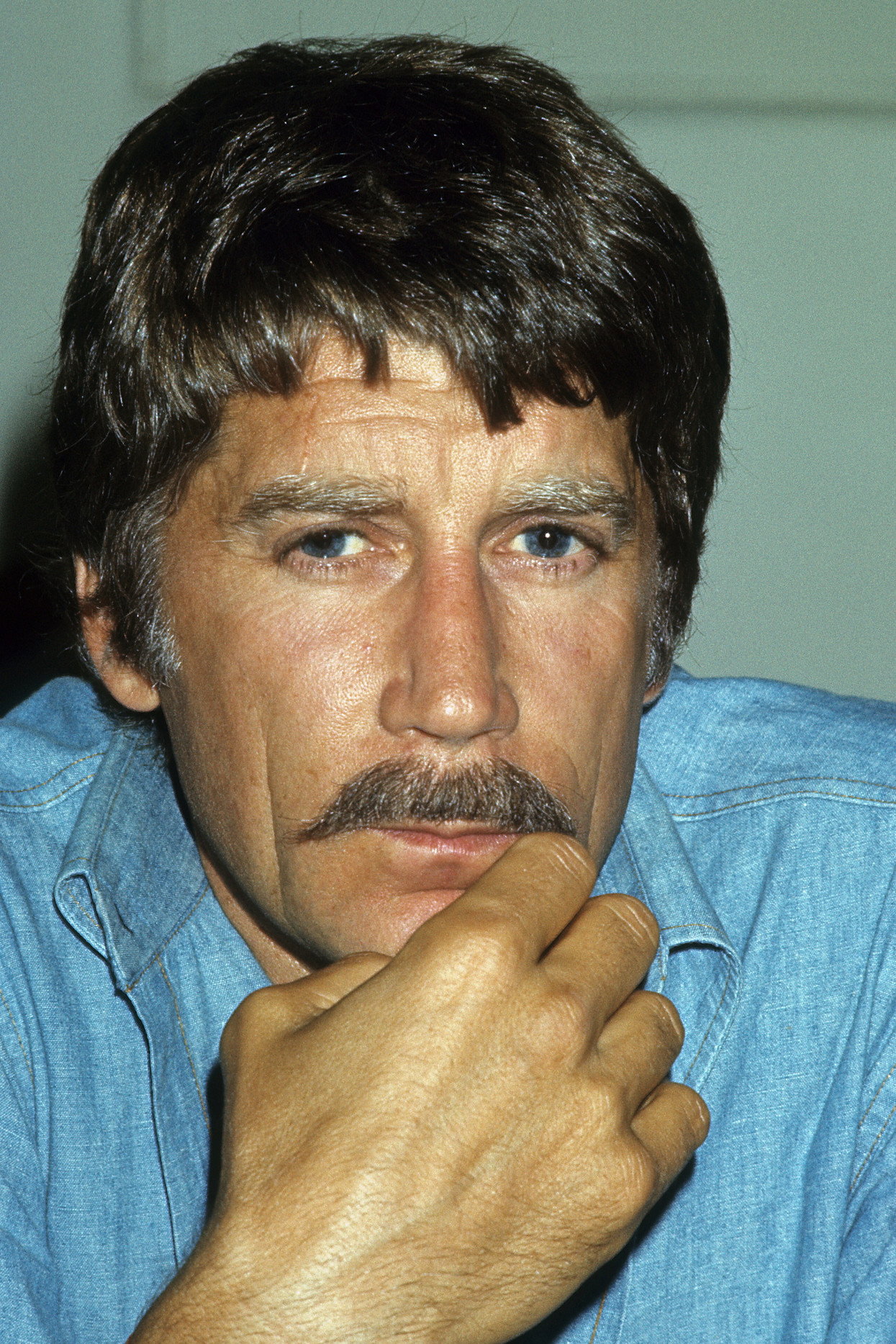 Alex Cord as Cal Kincaid in Inn of the Damned