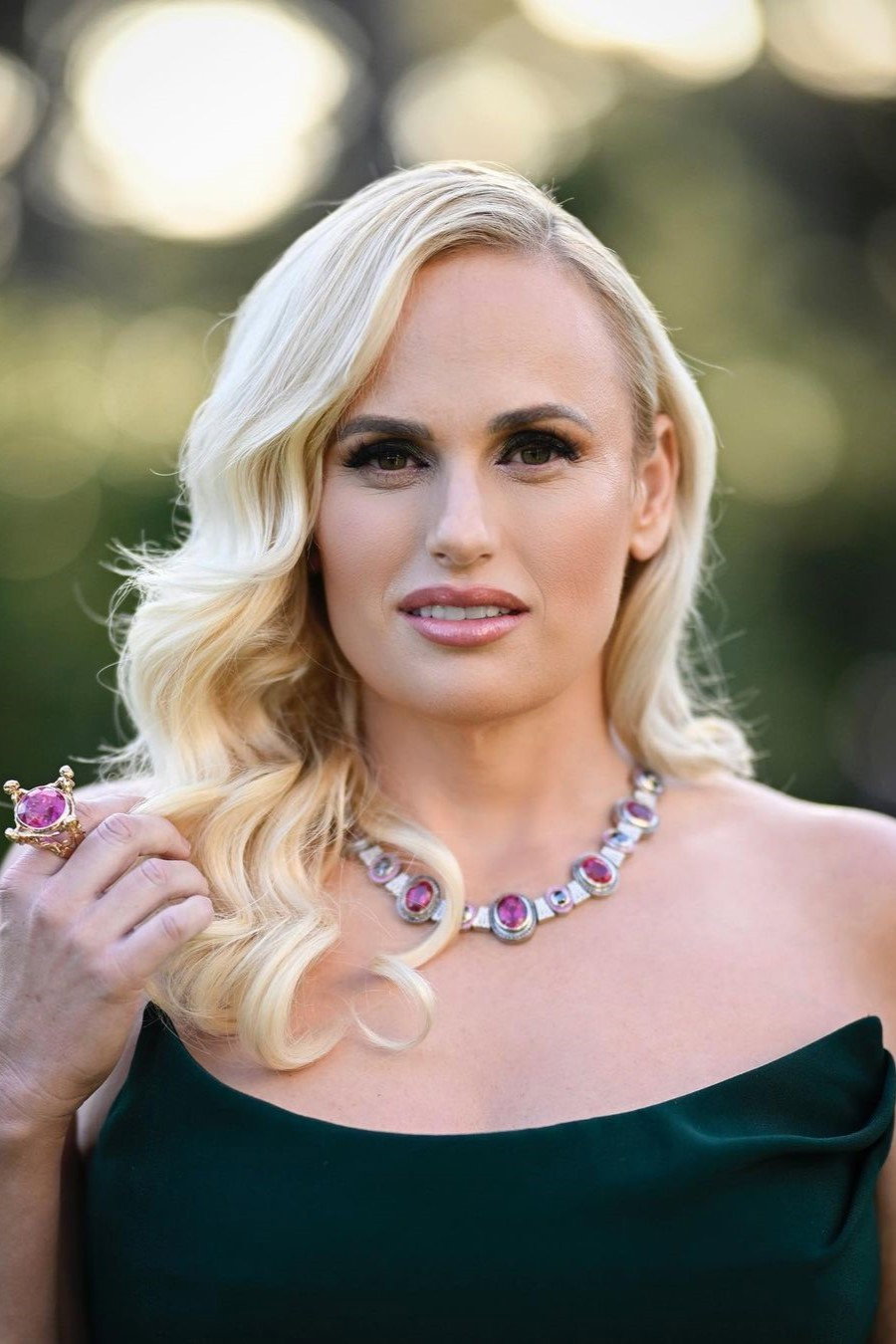 Rebel Wilson as Doreen/Dolores Bognor in Les Norton