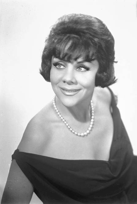 Amelia Bence as Susana Rosales in El forastero