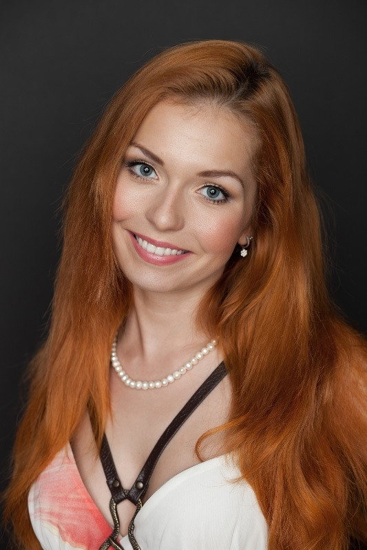Veronica Agapova as Таня, подруга Маши in Танки грязи не боятся