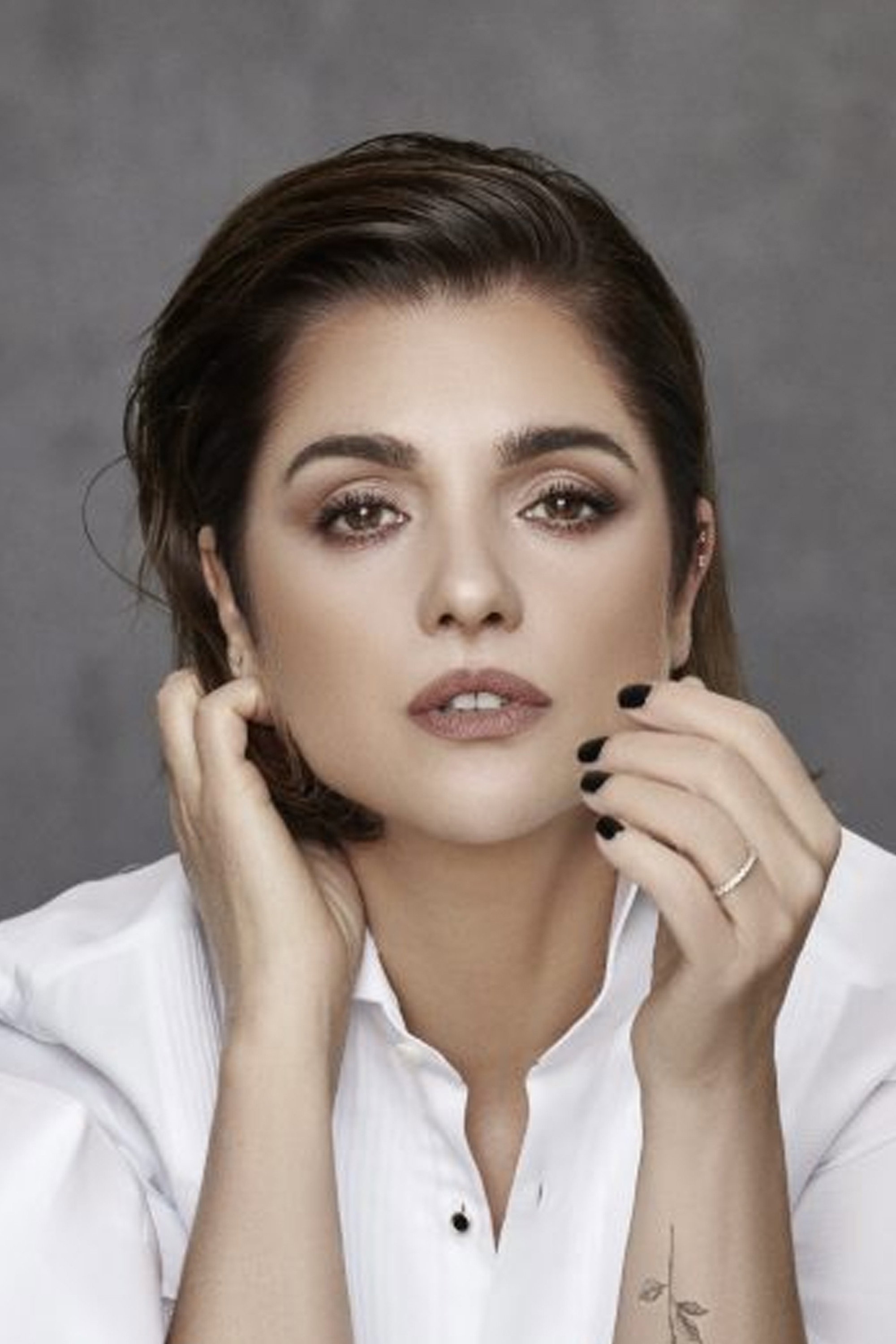 Araceli González as Julia Monterrey in The Rich Do Not Ask for Permission