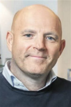 Nicolai Lønberg as Pelshandleren in Købmænd på 1. klasse