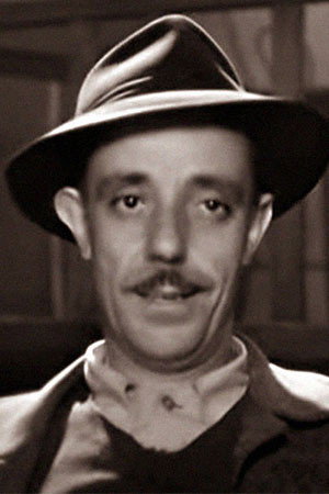 Antonio Bravo as Inspector Jauvert in Los miserables