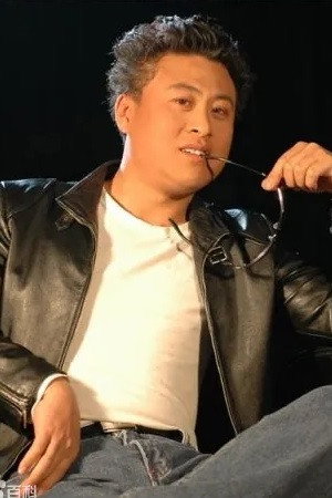 Yi Guofeng as 二强 in 父亲