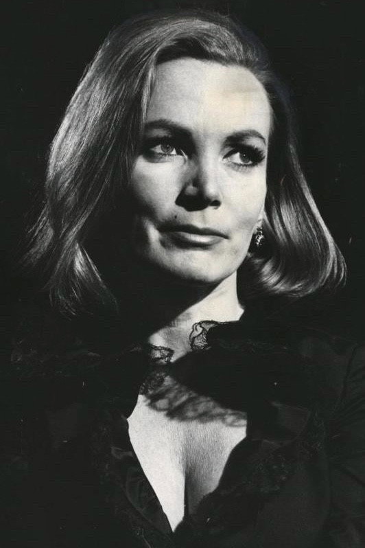 Delphi Lawrence as Adèle Charlustin in Contract to Kill