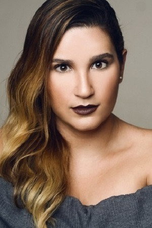 Lyv Ziese as Bárbara in Odeio Segundas