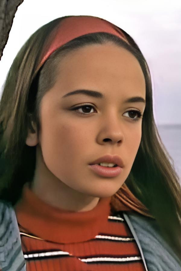 Susanne Haworth as Sue Wells in Adventures of the Seaspray