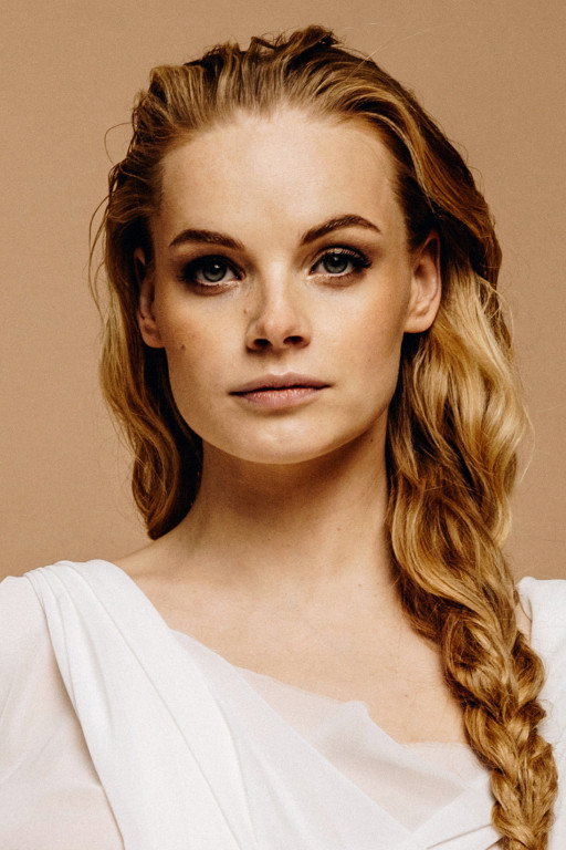 Ieva Florence-Vīksne as Janine in The Good Neighbor