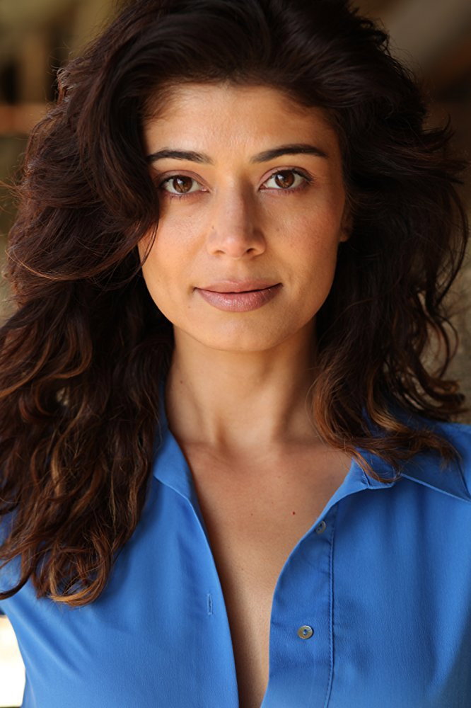 Pooja Batra as Roopa in Sham Ghansham