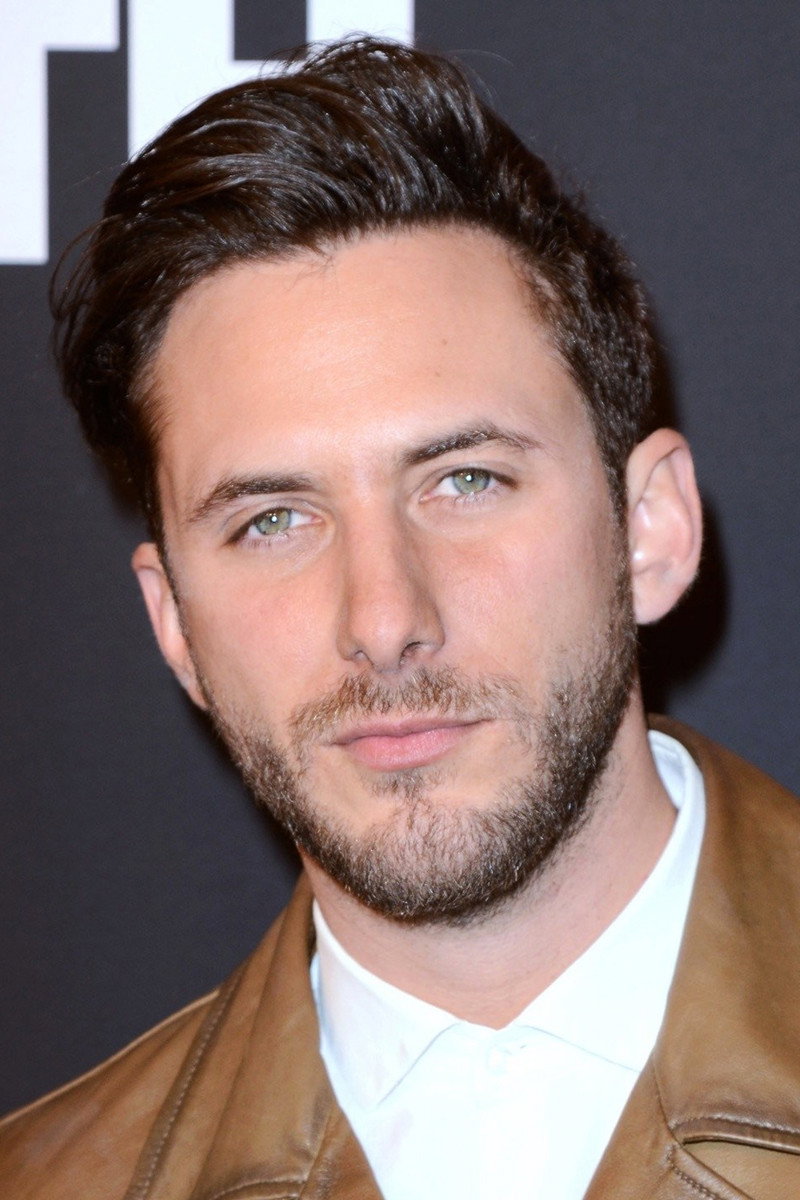 Sebastián Zurita as Emiliano Sáenz in En nombre del amor