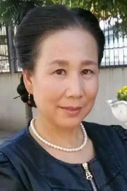 施小菊 as Xiang Meng Meng's mother in Super Housemaid
