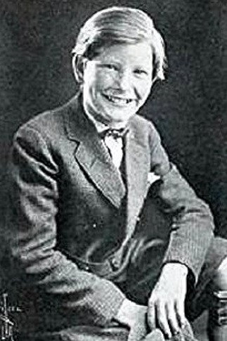 Elmo Billings as Office Boy (uncredited) in It