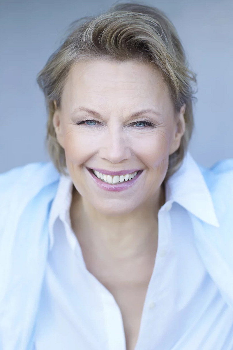 Arja Saijonmaa as Historian instituutin työntekijä in Time of Roses