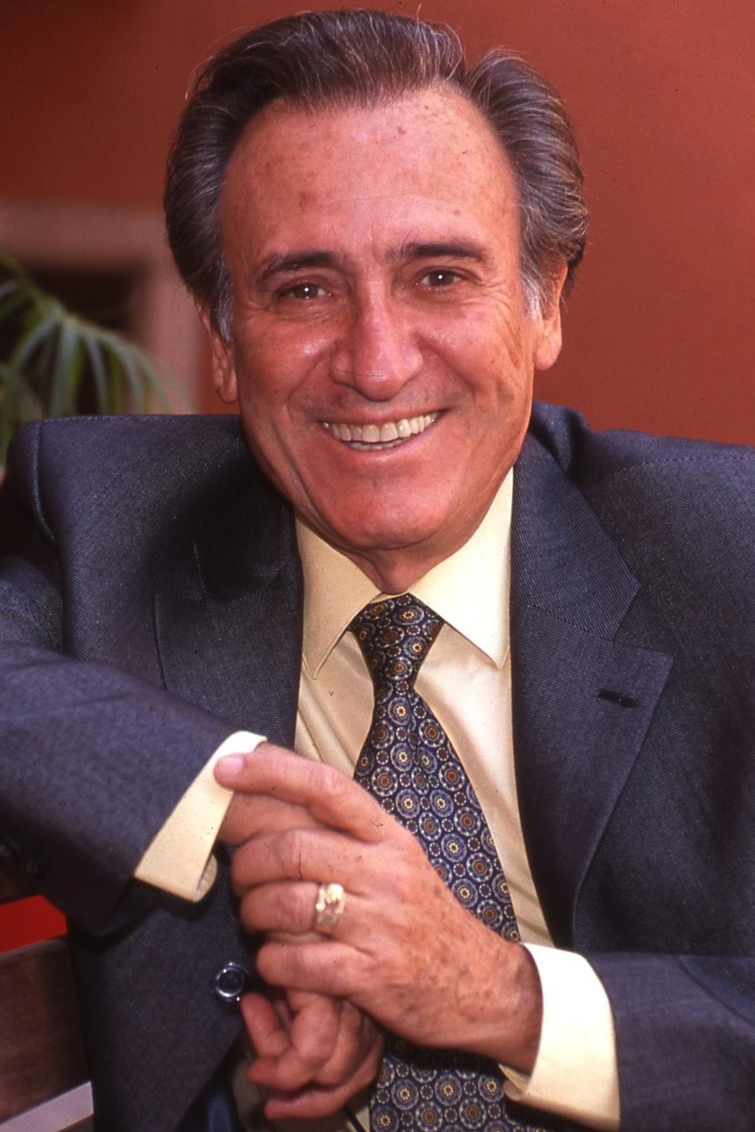 Manolo Escobar as Manolo Alonso Jiménez in La mujer es un buen negocio