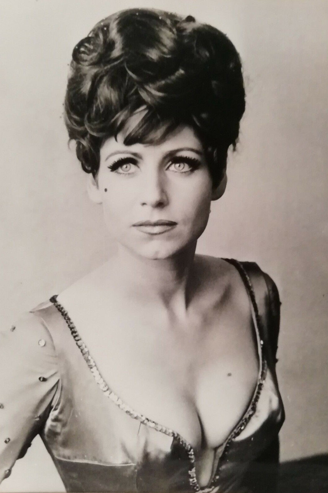 Karin Hübner as Rose Charpentier in Hotel Royal