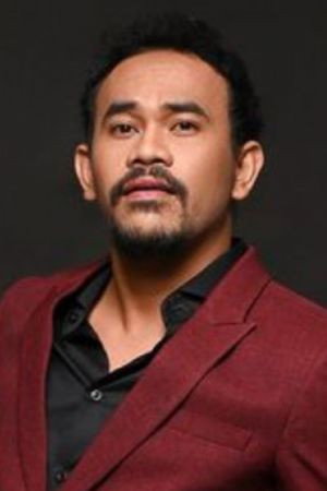 Ebel Cobra as Elang in Temen Ngekost