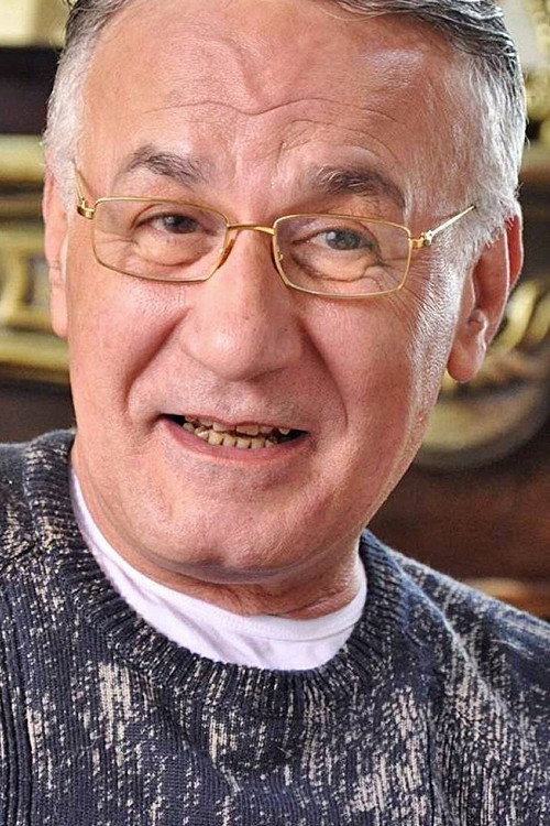 عزت أبو عوف as حسين الشاذلي in Garden city ladies