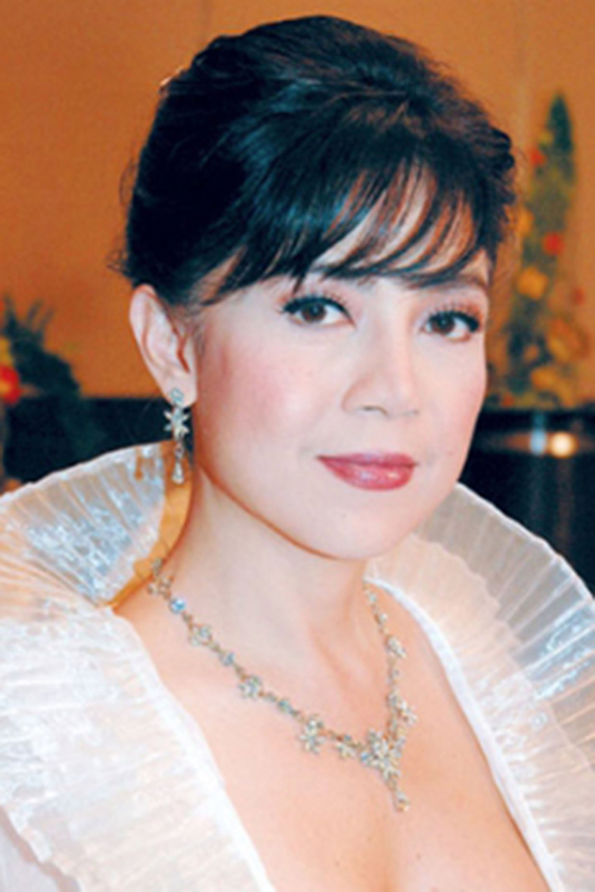 อุทุมพร ศิลาพันธ์ as กิมฮวย in Ruk Kerd Nai Tarad Sod