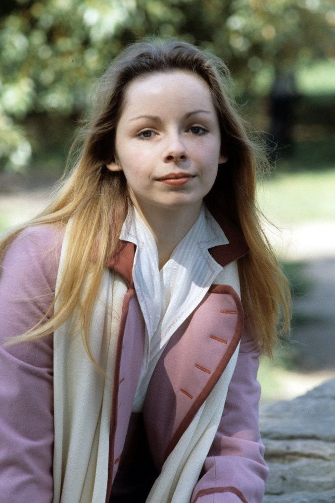 Lalla Ward as Davina Seacroft in The Upper Crusts