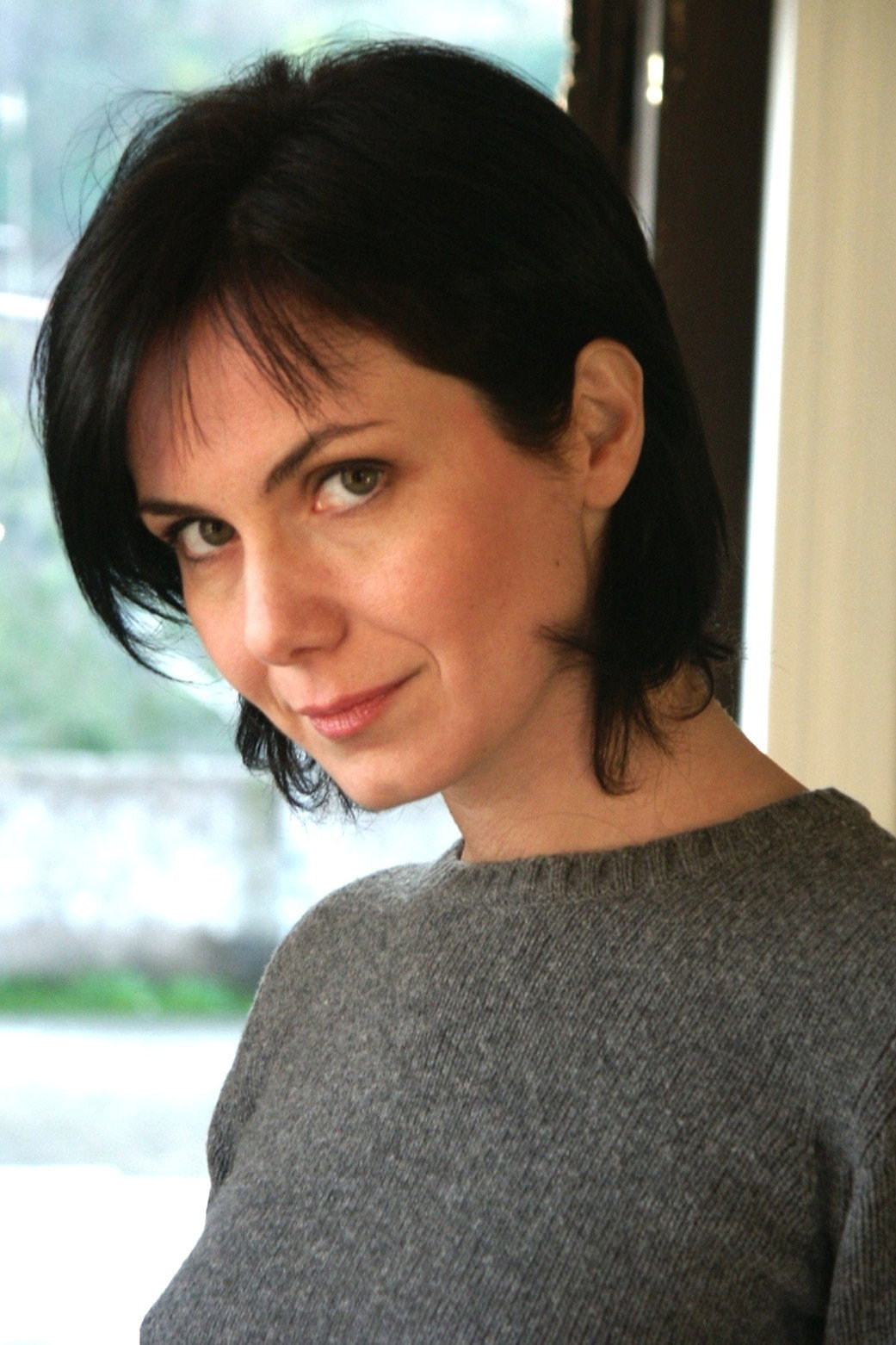 Daniela Calò as Linda in Tartarughe sul dorso
