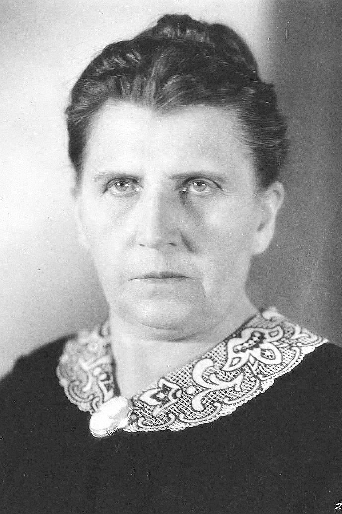 Mary Foy as Sadie Fellowes in Icebound